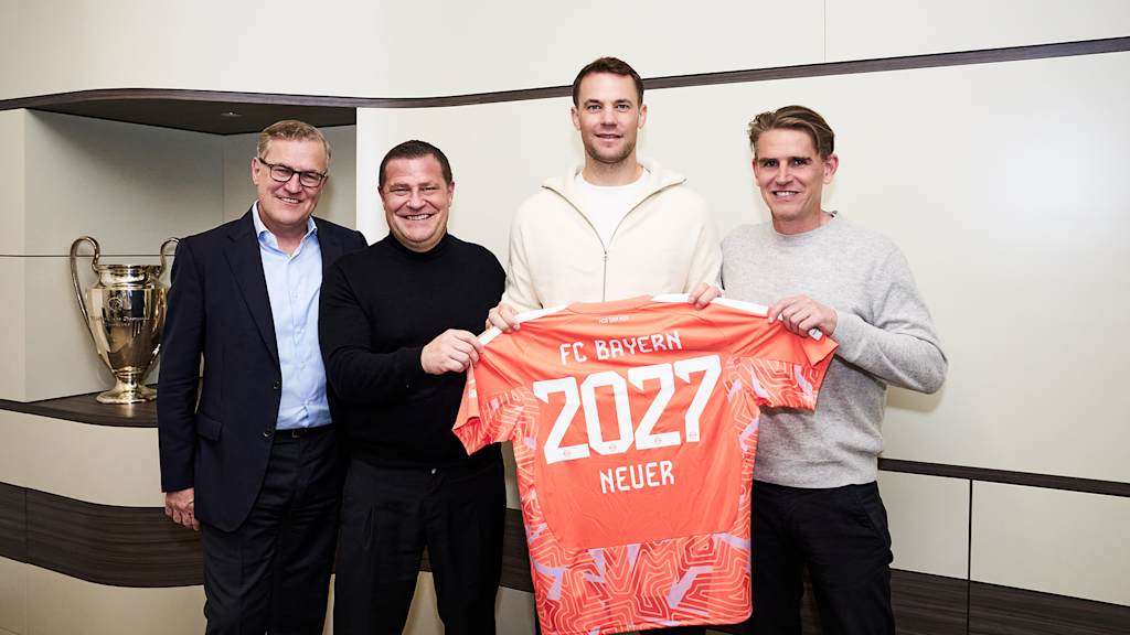Jan Christian Dreesen, Max Eberl, Manuel Neuer y Christoph Freund sostienen una camiseta con el número 2027.