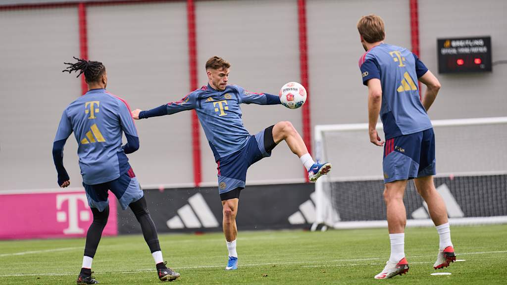 Joshua Kimmich springt nach einem Ball im Training des FC Bayern