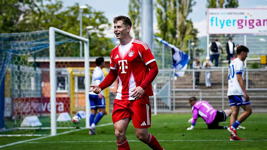 Anton Heinz jubelt während des Auswärtsspiels der FC Bayern Amateure in der Regionalliga Bayern bei Viktoria Aschaffenburg