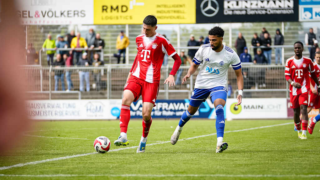 Zweikampf während des Auswärtsspiels der FC Bayern Amateure in der Regionalliga Bayern bei Viktoria Aschaffenburg
