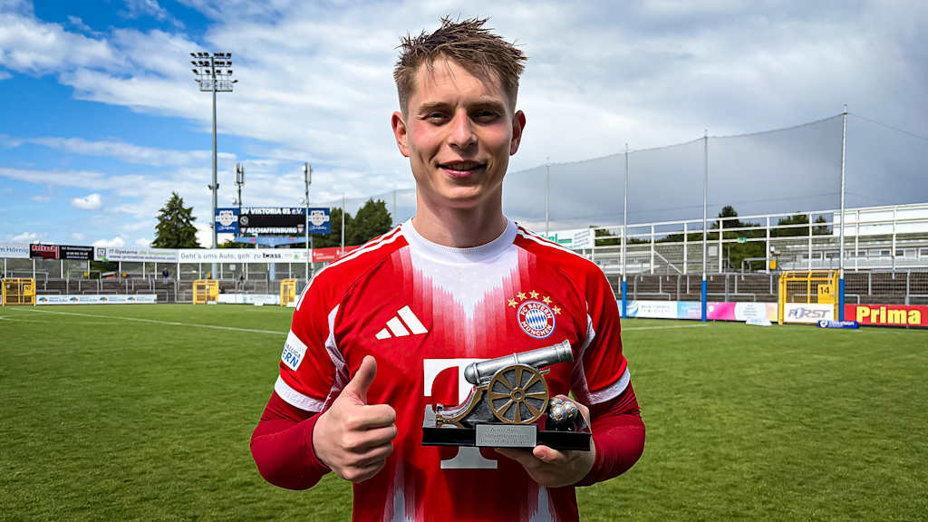 Anton Heinz mit der Torjägerkanone für den besten Torschützen der Spielzeit nach dem Auswärtsspiel der FC Bayern Amateure in der Regionalliga Bayern bei Viktoria Aschaffenburg