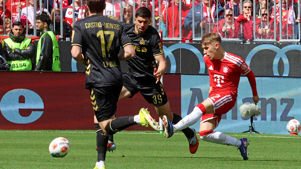 Lennart Karl beim Torschuss im Bundesliga-Spiel des FC Bayern gegen den 1. FC Köln