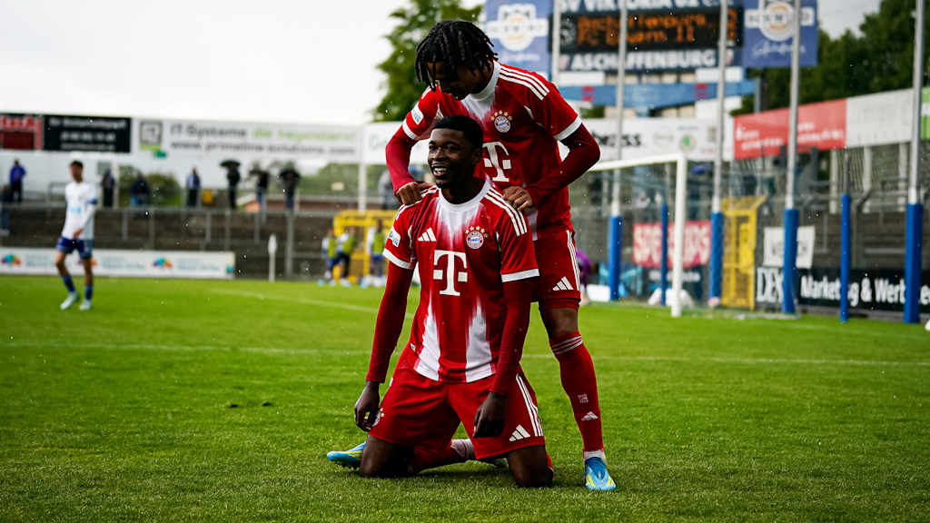 Junior Allen Lambe und Julian Yanda jubeln während Auswärtsspiels der FC Bayern Amateure in der Regionalliga Bayern bei Viktoria Aschaffenburg