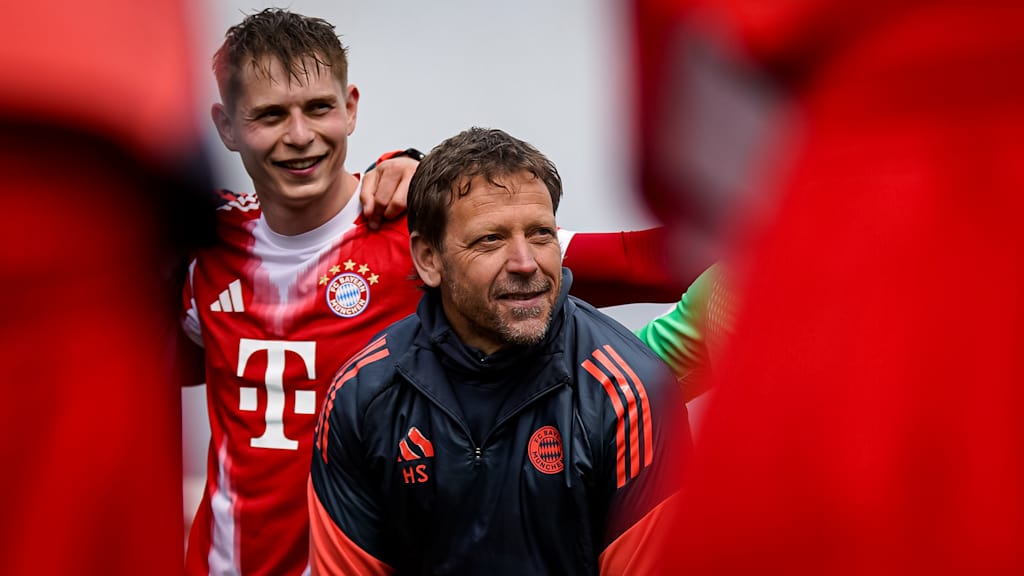 Holger Seitz im Kreis mit seiner Mannschaft nach dem Auswärtsspiel der FC Bayern Amateure in der Regionalliga Bayern bei Viktoria Aschaffenburg