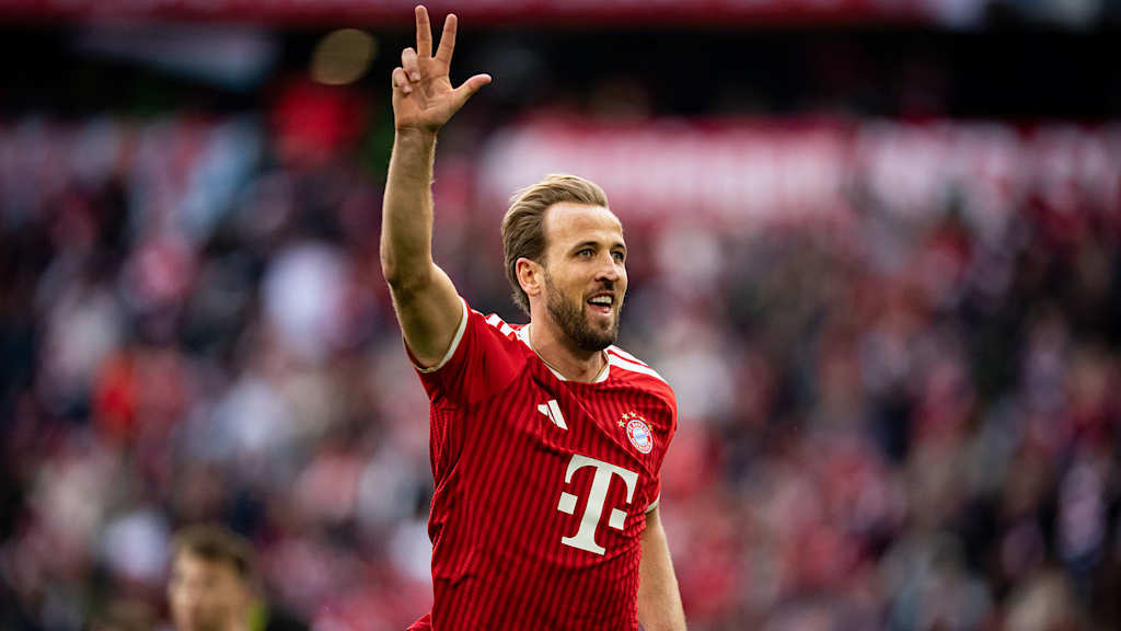 Harry Kane streckt drei Finger zum Jubel nach oben nach seinem 3. Tor zum 4:1 im Bundesliga-Spiel des FC Bayern gegen den 1. FC Köln