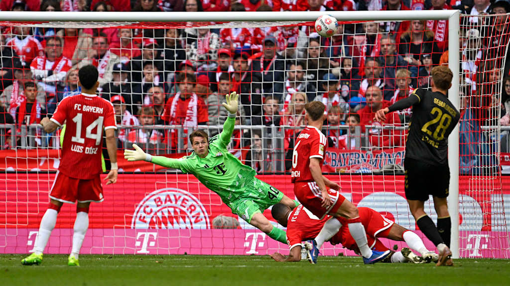 Jonathan Tah blockt einen gegnerischen Schuss mit einer Grätsche im Bundesliga-Spiel des FC Bayern gegen den 1. FC Köln
