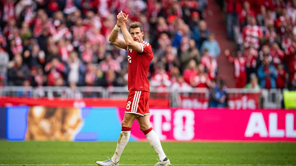 Leon Goretzka applaudiert in Richtung der Fans nach seiner Auswechslung im Bundesliga-Spiel des FC Bayern gegen den 1. FC Köln