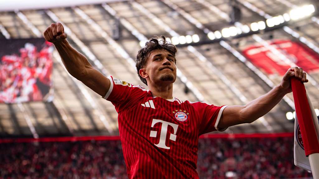 Tom Bischof jubelt an der Eckfahne nach dem 3:1 im Bundesliga-Spiel des FC Bayern gegen den 1. FC Köln