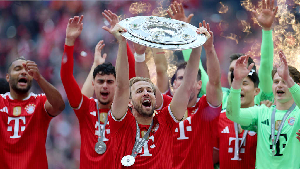 Harry Kane jubelt mit der Meisterschale, Übergabe der Meisterschale in der Allianz Arenafür die 35. Deutsche Meisterschaft des FC Bayern