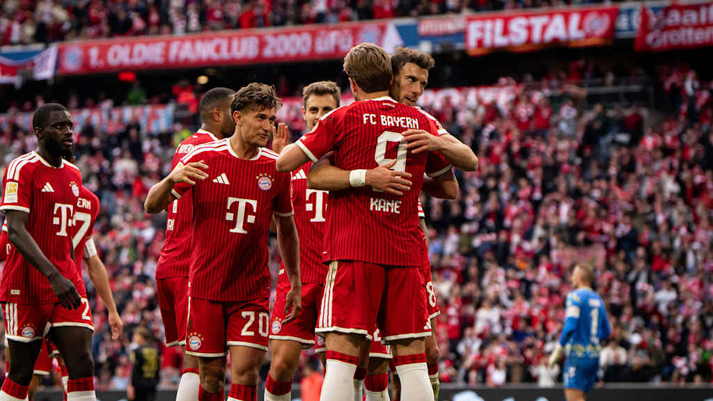 Jubeltraube um Harrry Kane nach dem 4:1 im Bundesliga-Spiel des FC Bayern gegen den 1. FC Köln