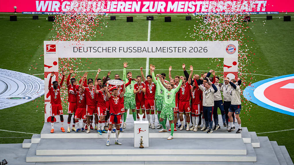 Die Mannschaft des FC Bayern jubelt auf dem Podest bei der Übergabe der Meisterschale in der Allianz Arenafür die 35. Deutsche Meisterschaft des FC Bayern