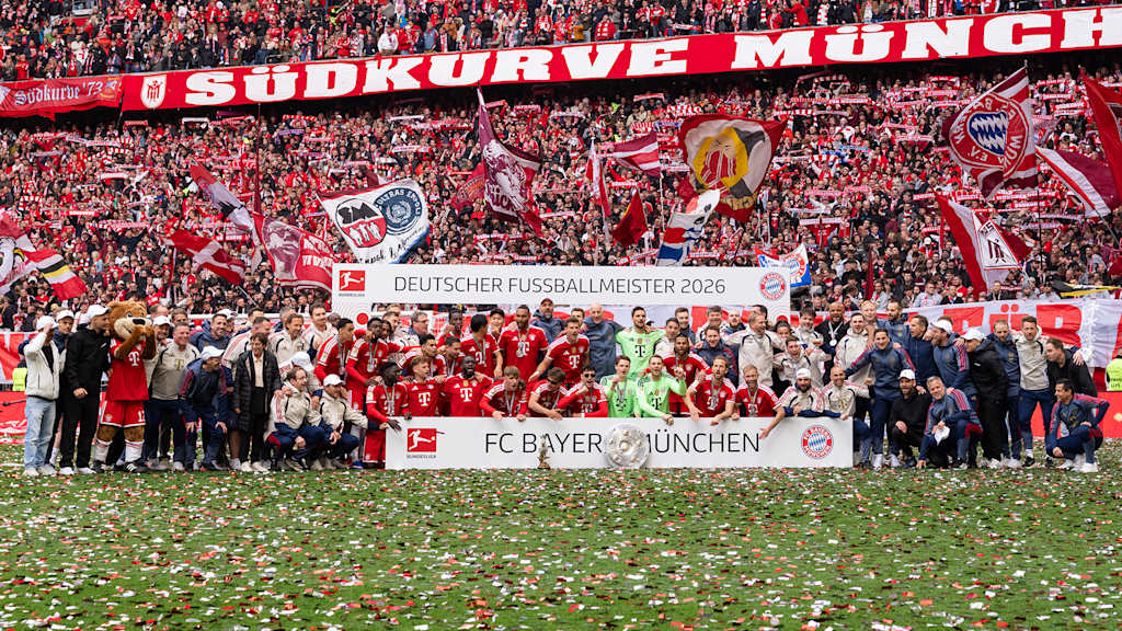 Staff, Team und Trainer machen ein Gruppenfoto vor der Südkurve, Übergabe der Meisterschale in der Allianz Arenafür die 35. Deutsche Meisterschaft des FC Bayern
