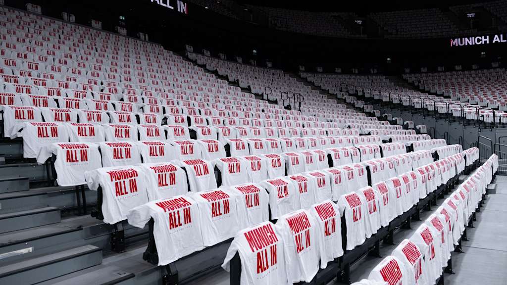 Leerer SAP Garden mit Playoff-Shirts auf den Sitzen