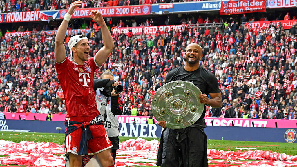 Leon Goretzka und Vincent Kompany feiern auf dem Rasen, Übergabe der Meisterschale in der Allianz Arenafür die 35. Deutsche Meisterschaft des FC Bayern