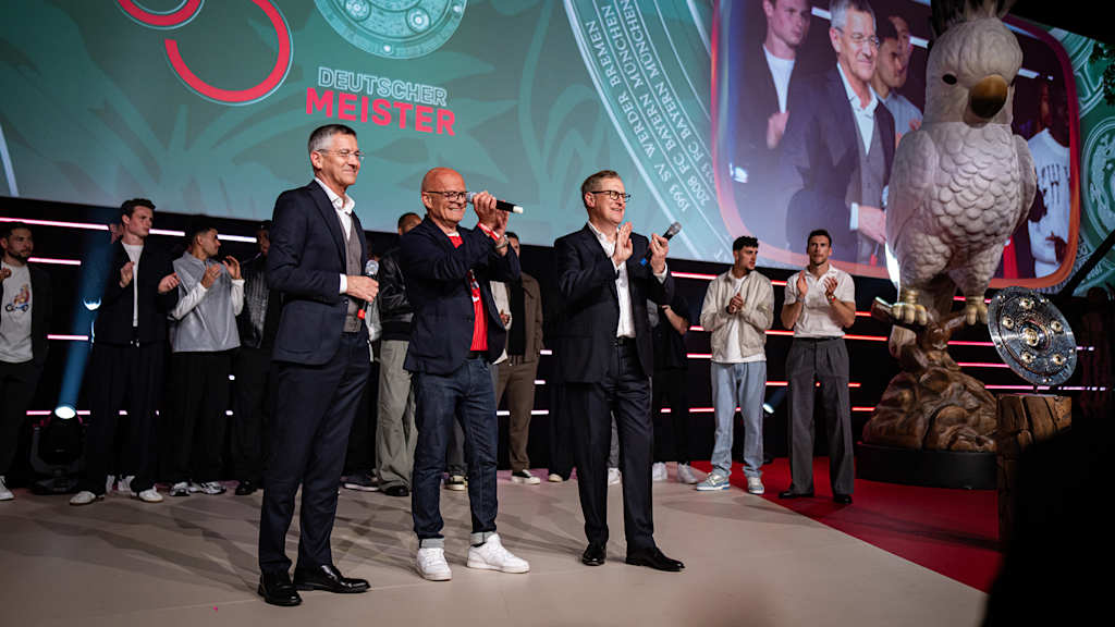 Herbert Hainer, Stephan Lehmann und Jan-Christian Dreesen stehen auf der Bühne bei der Meisterfeier am Nockherberg