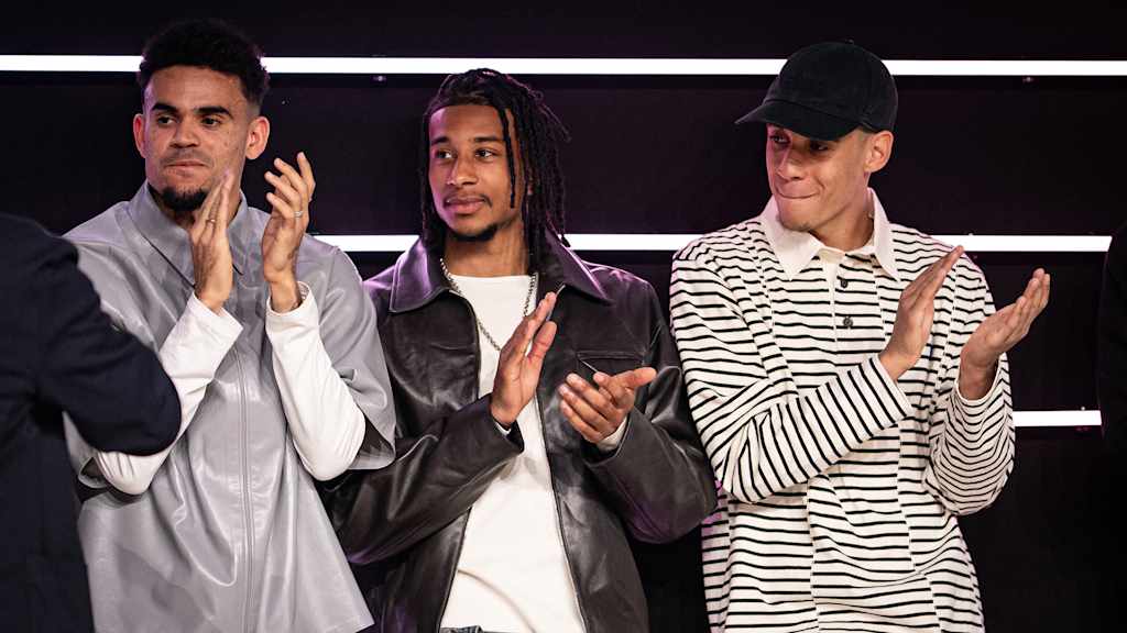 Luis Diaz, Michael Olise und Jamal Musiala klatschen in die Hände bei der Meisterfeier am Nockherberg