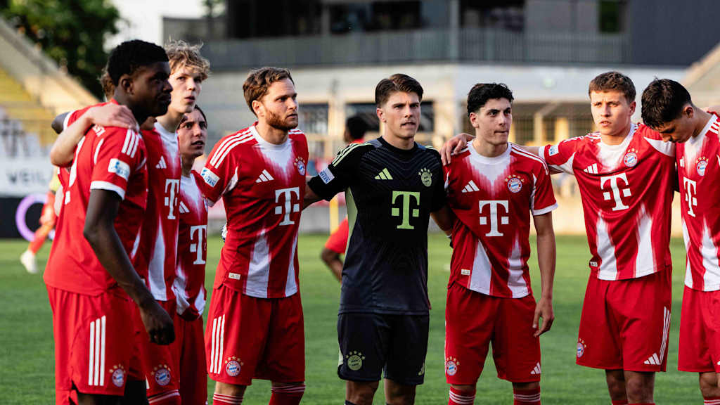 Die FC Bayern Amateure machen einen Teamkreis vor dem Spiel.