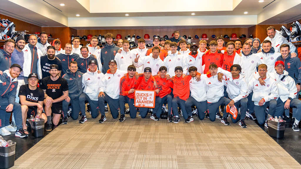 Die FC Bayern Amateure posieren für ein Teamfoto in der Kabine der Anaheim Ducks.