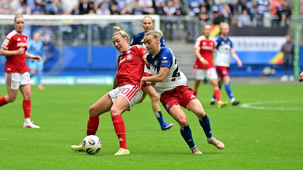 Carolin Simon im Ballbesitz im Zuge des Gastspiels beim HSV.