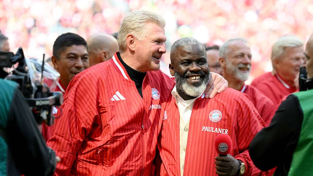 Elber und Kuffour umarmen sich.