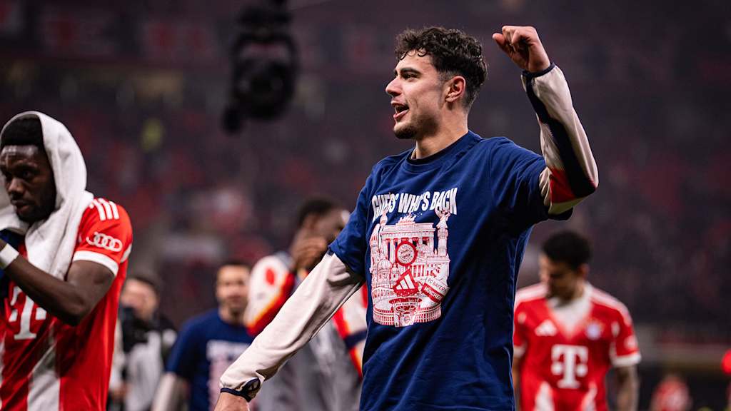 Aleksandar Pavlovic feiert in Leverkusen den DFB-Pokal-Finaleinzug mit einem blauen T-Shirt mit der Aufschrift Guess who is back