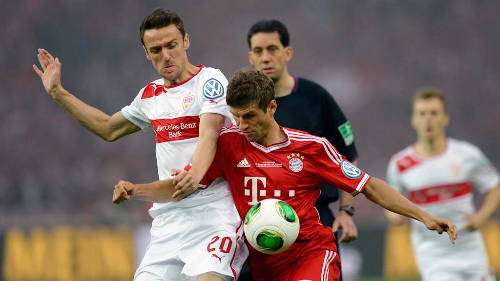 Christian Gentner and Thomas Müller battling for the ball