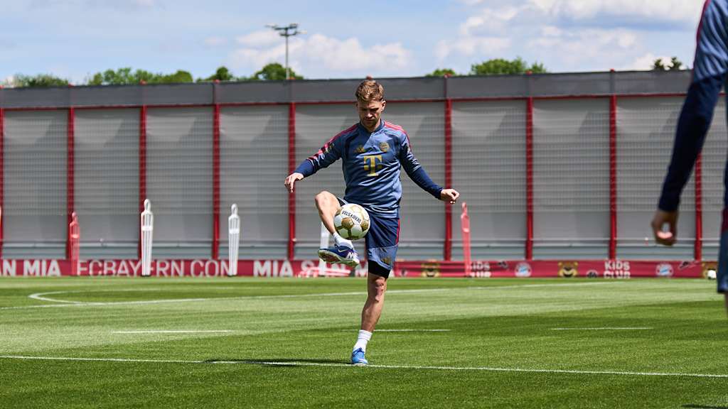 Joshua Kimmich spielt einen Ball im Training des FC Bayern volley