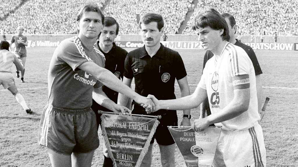 Die Kapitäne von Bayern und Uerdingen bei der Platzwahl des Pokalfinals 1985