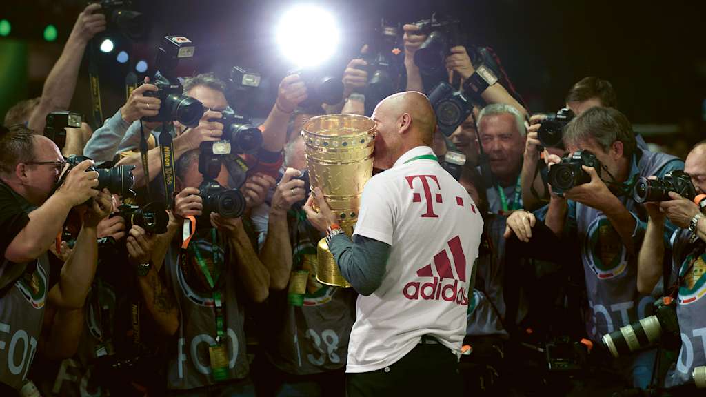 Pep Guardiola hält den DFB-Pokal in der Hand