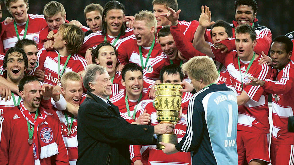 Horst Köhler überreicht Oliver Kahn den DFB-Pokal