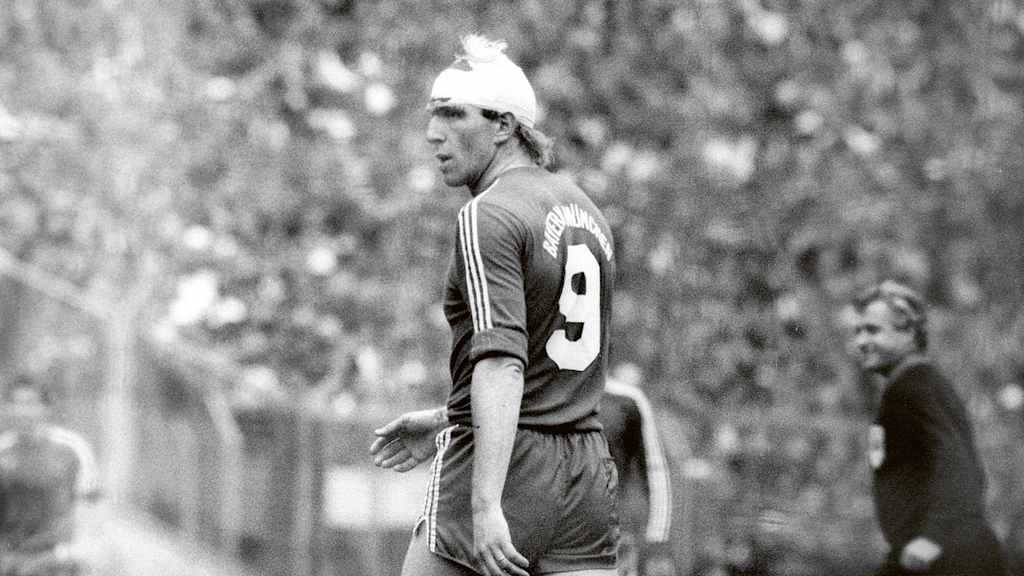 Dieter Hoeneß mit Turban im DFB-Pokalendspiel