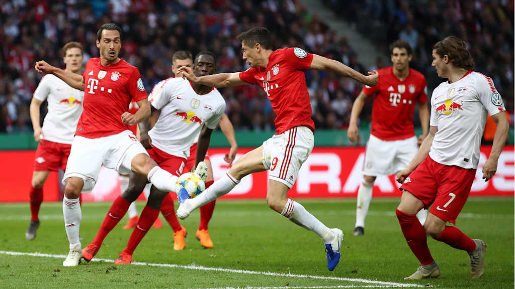 Robert Lewandowski beim Torabschluss im DFB-Pokalfinale