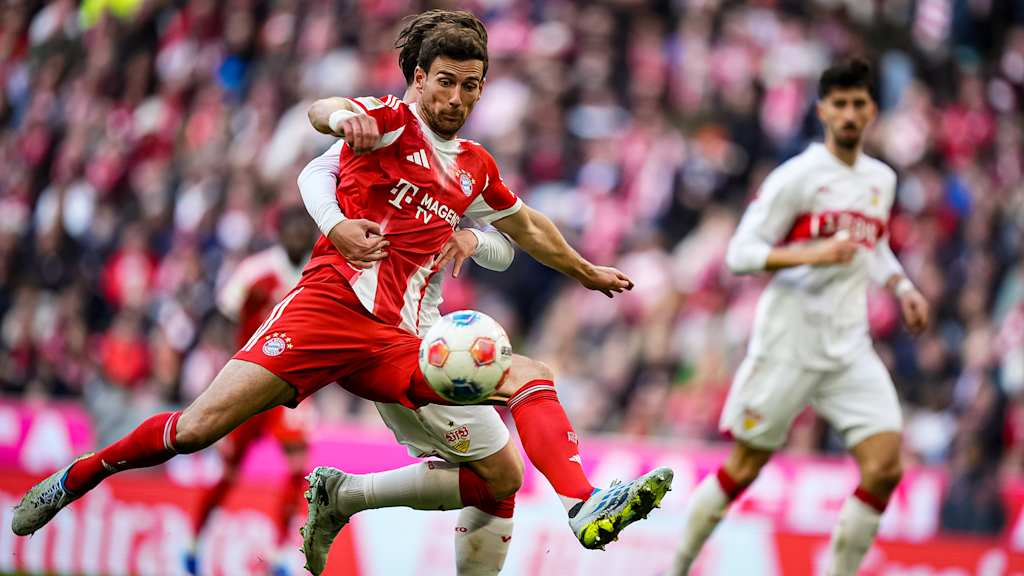 Leon Goretzka mit Blick auf den Ball während des Bundesliga-Heimspiels des FC Bayern gegen den VfB Stuttgart