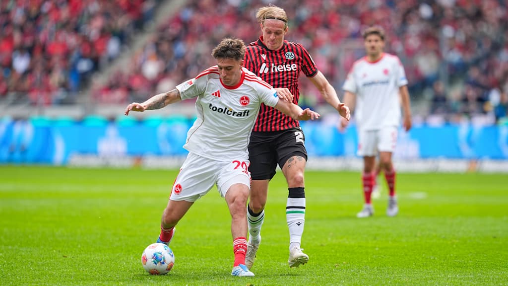 Javier Fernández im Zweikampf am Ball.