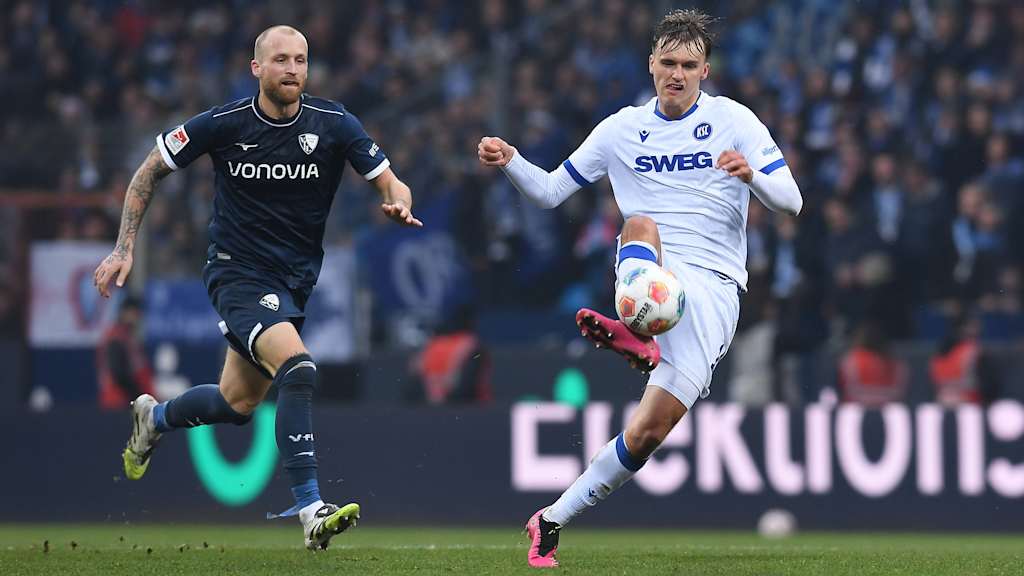 Paul Scholl spielt den Ball.