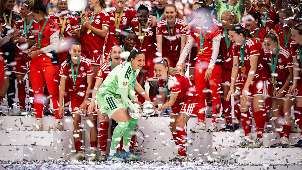 Mala Grohs mit dem DFB-Pokal in den Händen.