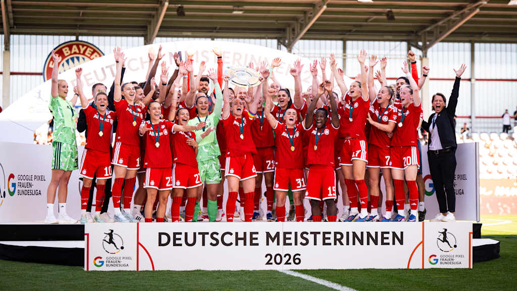 FC Bayern Frauen heben feierlich die Meisterschale am Campus.