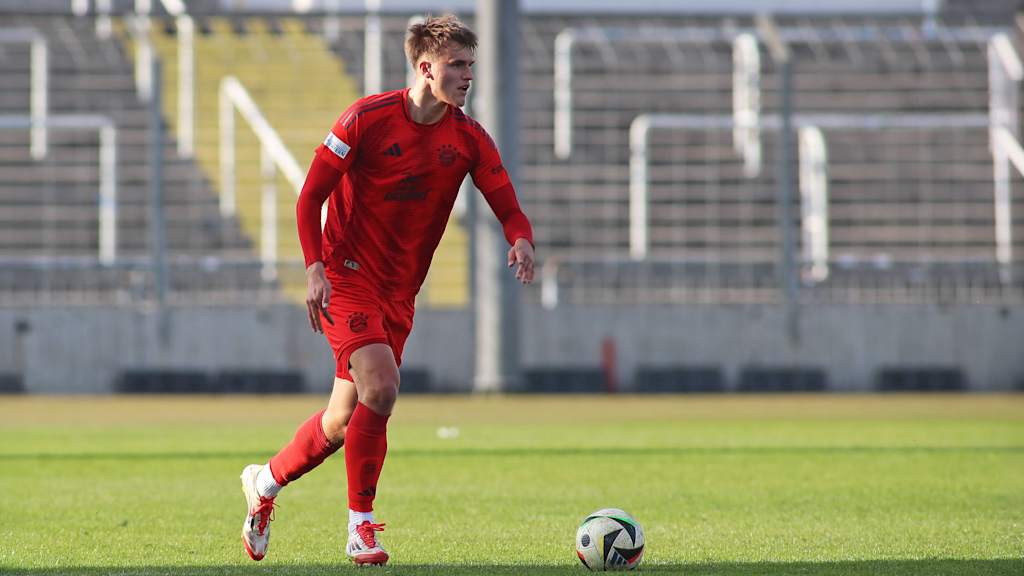 Paul Scholl führt den Ball am Fuß.