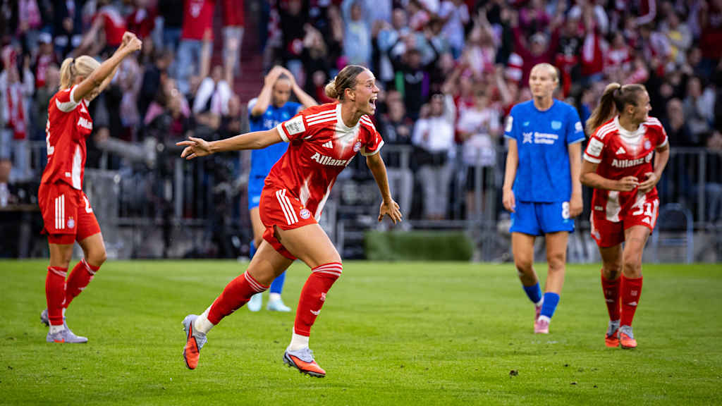 Klara Bühl jubelt im roten Heimtrikot.
