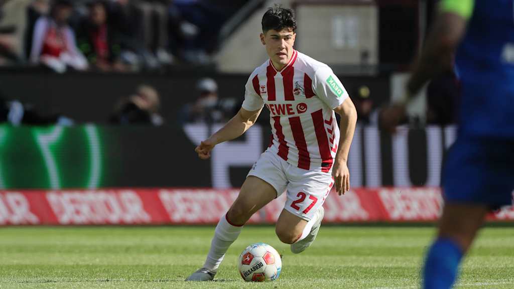 Felipe Chavez hat den Ball am Fuß.