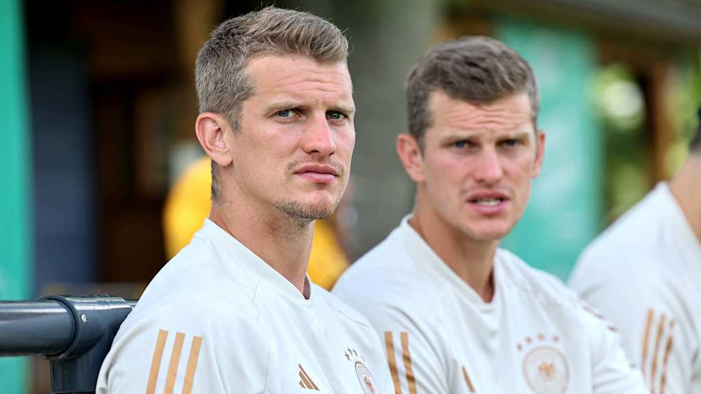 Lars Bender (li.) schaut in die Kamera.