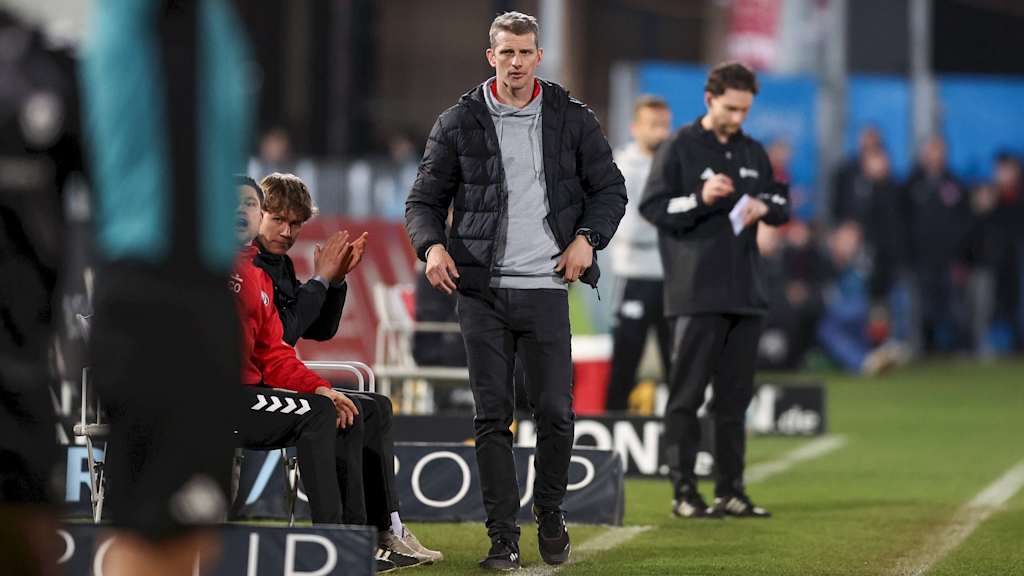 Lars Bender steht am Spielfeldrand.