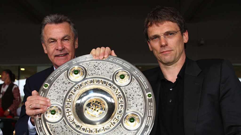 Ottmar Hitzfeld und Michael Henke halten die Meisterschale