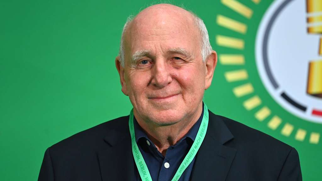 Dieter Hoeneß lächelt in die Kamera