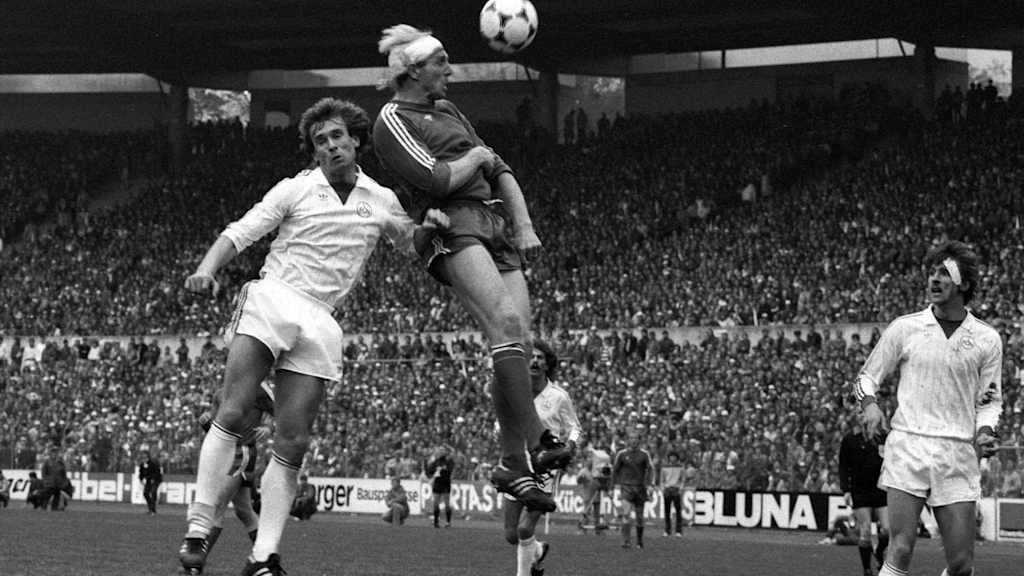 Dieter Hoeneß köpft mit Kopfverband das 4:2 gegen den 1. FC Nürnberg