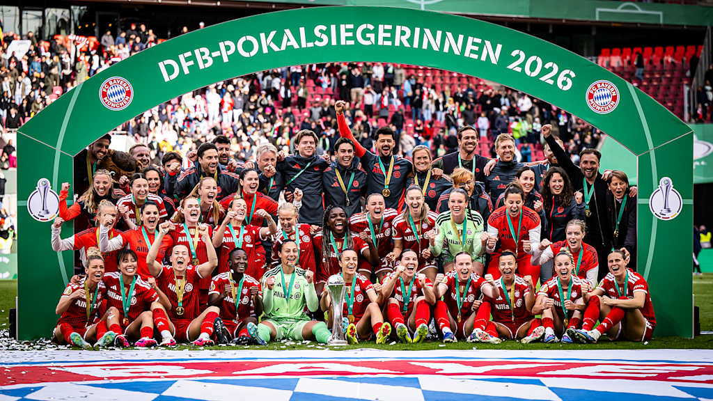 Die Mannschaft und das gesamte Team der FC Bayern Frauen mit dem DFB-Pokal
