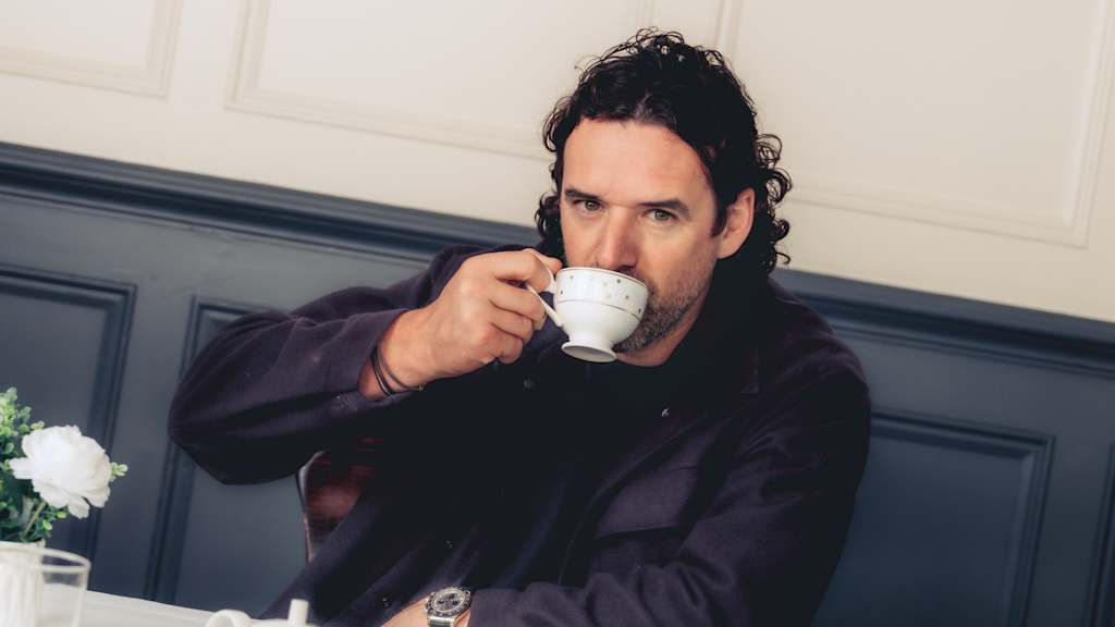 Owen Hargreaves trinkt Tee aus einer Tasse