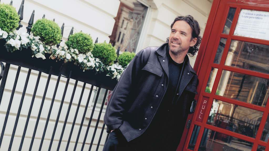 Owen Hargreaves lehnt an einer Telefonzelle