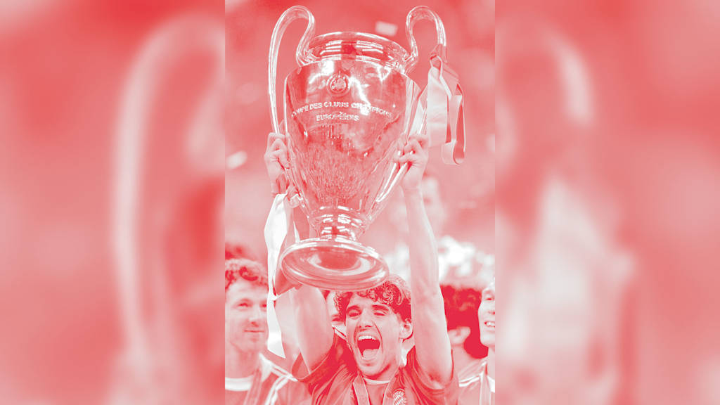Owen Hargreaves jubelt mit dem Champions League-Pokal