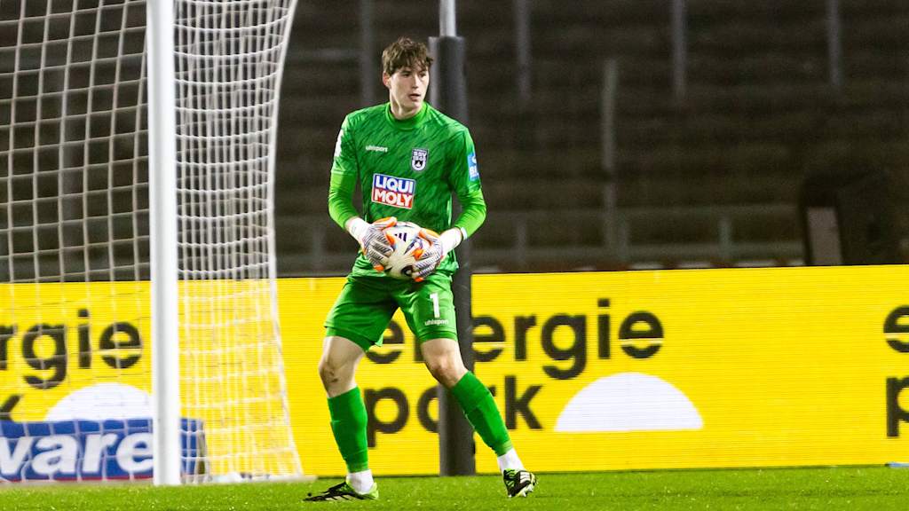 Max Schmitt hält den Ball in der Hand.